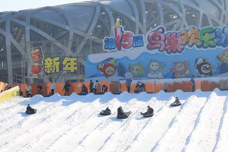 游客们畅玩雪上漂移。新京报记者 王飞 摄