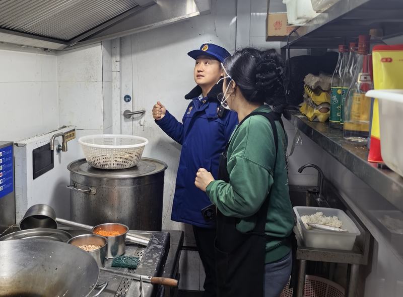 检查人员对餐饮场所后厨开展检查。门头沟消防供图