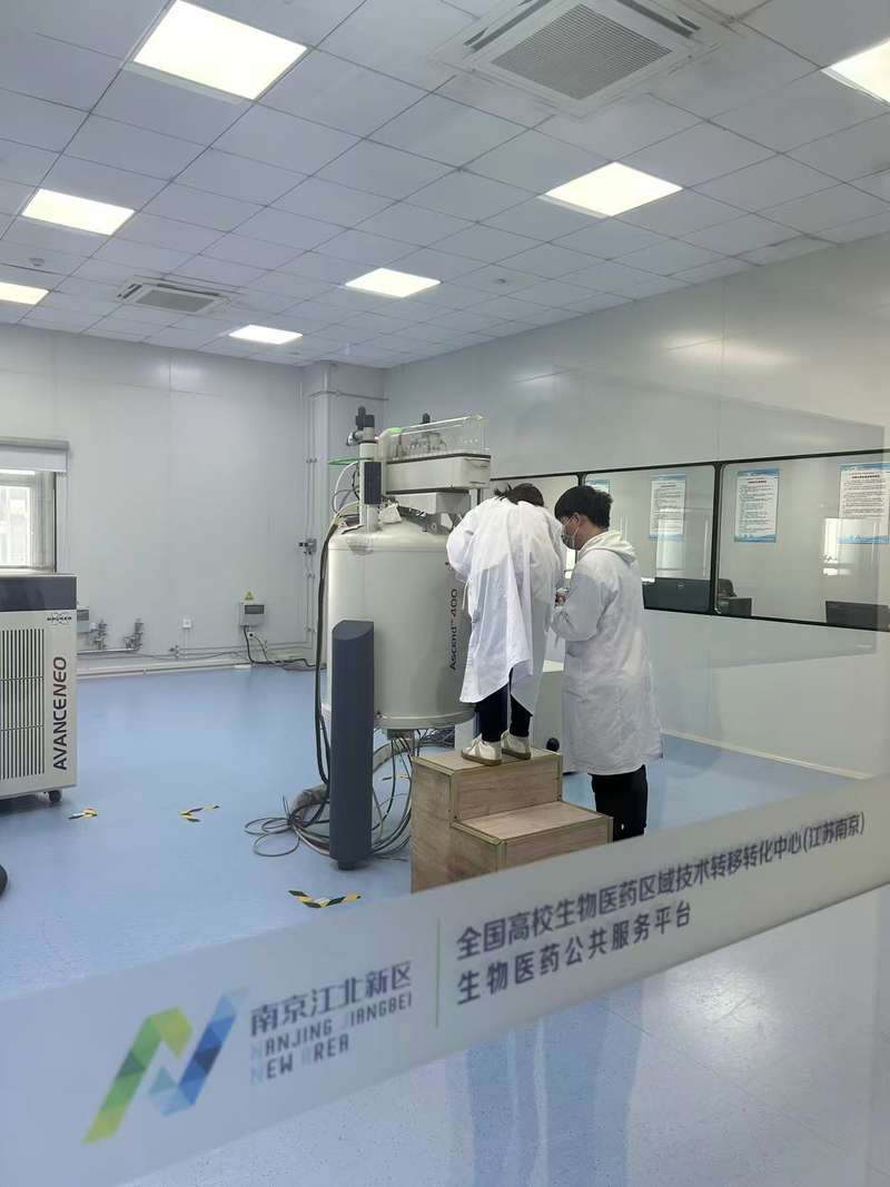 南京生物医药分中心的实验室里，入驻团队正在使用租赁的仪器进行检测。