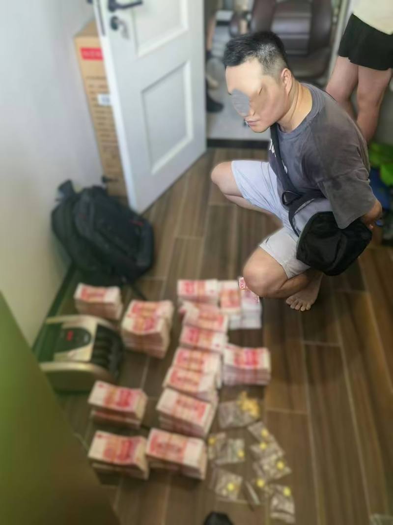 徐州警方查获的一个电诈洗钱团伙，从其窝点搜出大量涉诈现金及黄金。徐州警方供图