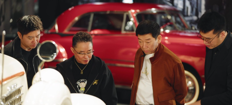 黄宗敏为魏建军介绍博物馆馆藏。 