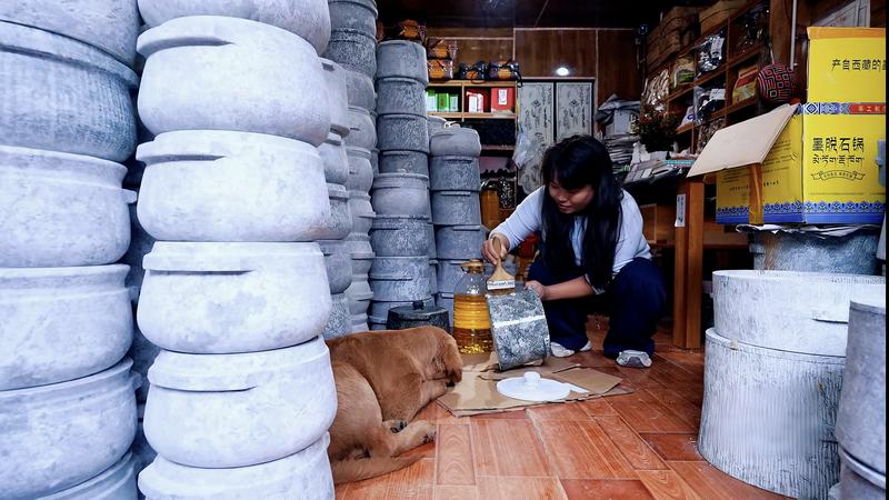 墨脱创业者旺姆给石锅刷油。张淼摄