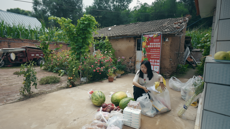 于琳娜将分拣好的商品根据订单信息分别装袋。金家伟摄