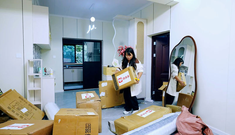 在墨脱县城的新家里，旺姆开心地拆快递。张淼摄