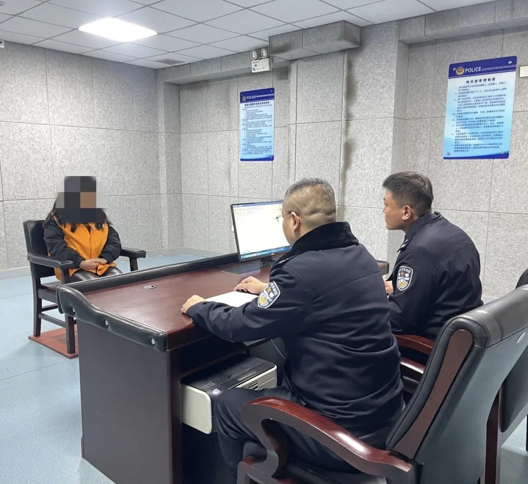 忻州市公安机关依法审讯吴某某。