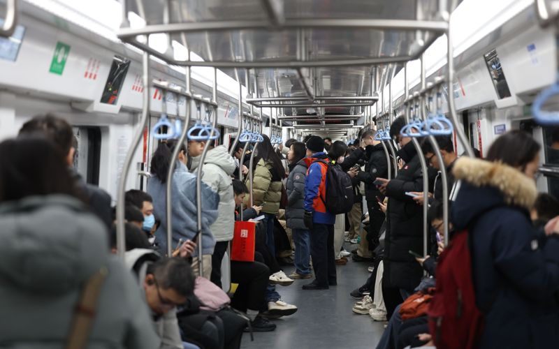 12月29日，北京地铁18号线迎来开通后的首个工作日早高峰。新京报记者 王贵彬 摄