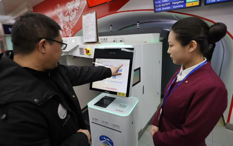 12月29日，北京地铁东直门站，一位旅客正在自助办理值机。新京报记者 王贵彬 摄