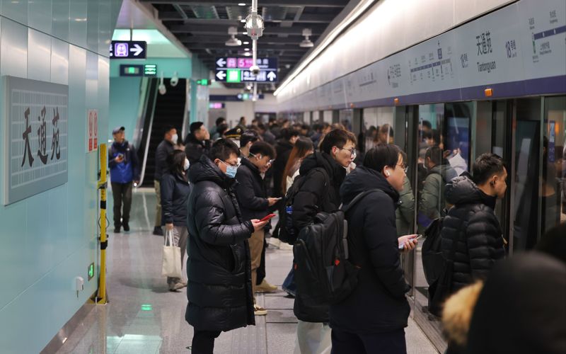 12月29日，北京地铁18号线天通苑站，市民在排队乘车。新京报记者 王贵彬 摄