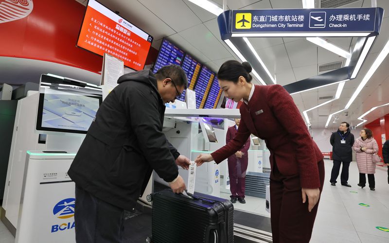 旅客在办理行李托运。新京报记者 王贵彬 摄