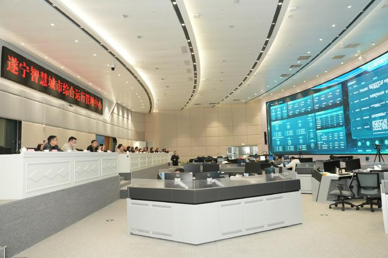 调研组在遂宁智慧城市综合运行管理中心交流。 省委统战部供图