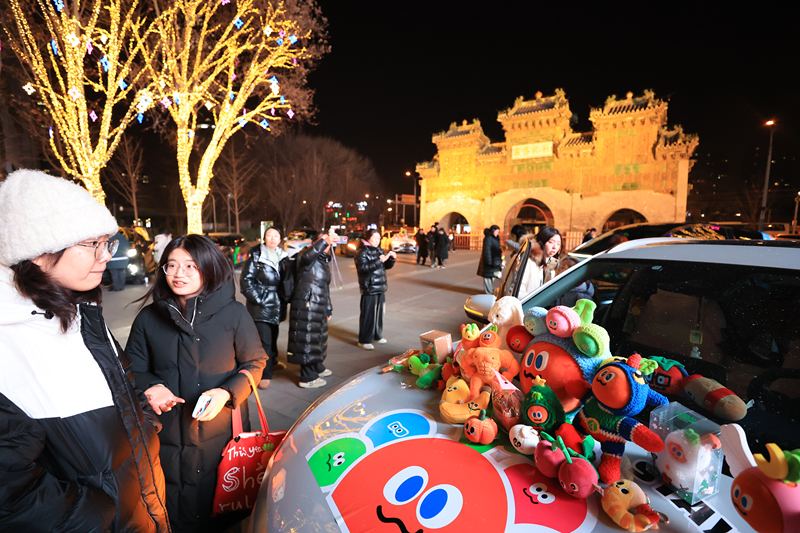 在朝外UIC街区，沿路的“烟花树”“巧克力座椅”“礼物盒”等艺术装置已经就位。新京报记者 王飞 摄