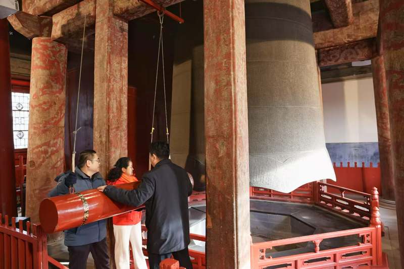 嘉宾共同敲响永乐大钟。资料图/新京报记者 浦峰 摄