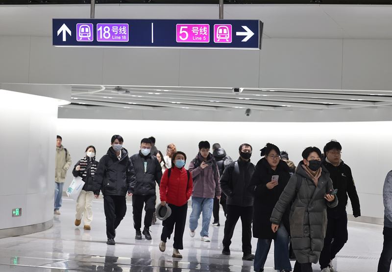 市民在天通苑站可实现地铁18号线和5号线换乘。新京报记者 王贵彬 摄