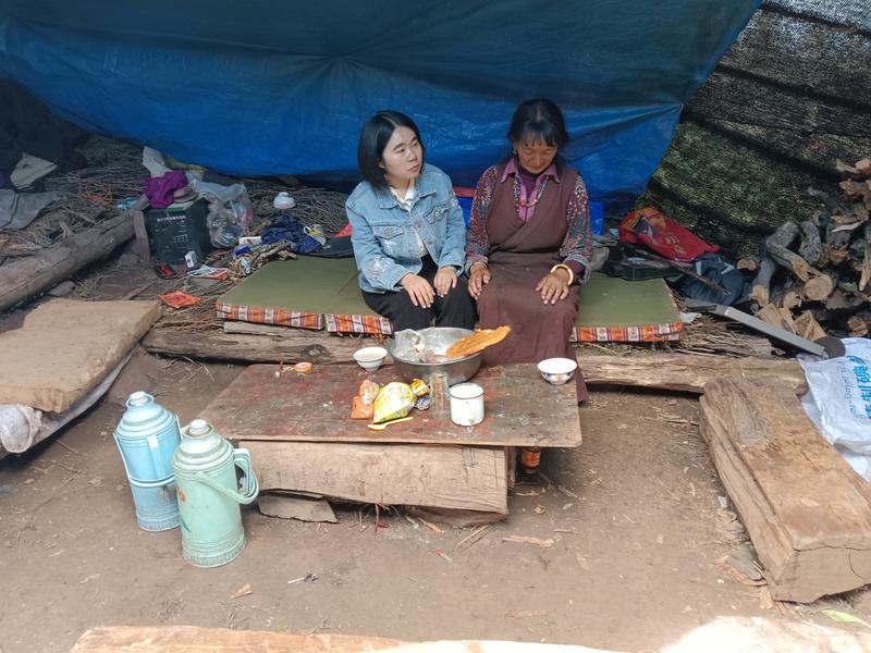 夏季牧场，刘霞与村民在一起。消费者供图