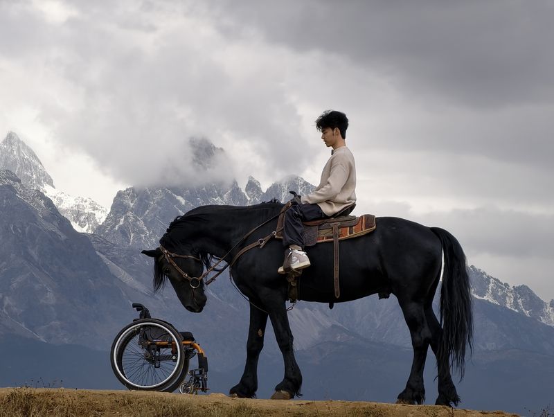 2025年11月，朋友帮助马尚在实现骑马的愿望。受访者供图