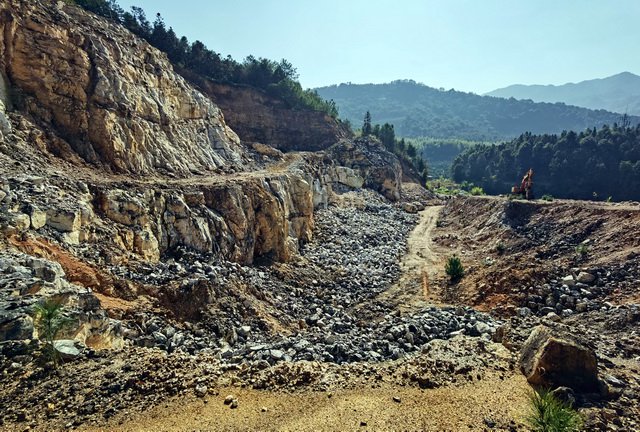 图为12月29日，福建省永安市一处停工停产的矿山。摄影/章轲