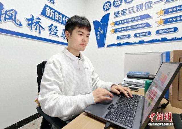 高俊在使用“AI数字新河”智慧政务系统。王翟 摄