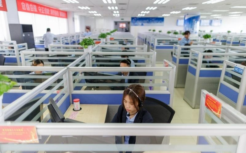 ▲北京市12345市民热线服务中心，话务人员正在坐席前忙碌。新京报记者 王子诚 摄