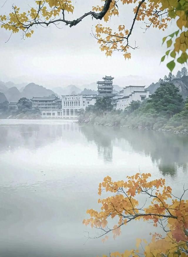 获奖作品《湖秋雾影》。来源：封面新闻