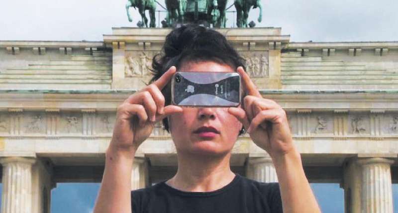 史德耶尔在自己的作品中出镜，（Hito Steyerl,Abstract, 2012），艺术家惠允。