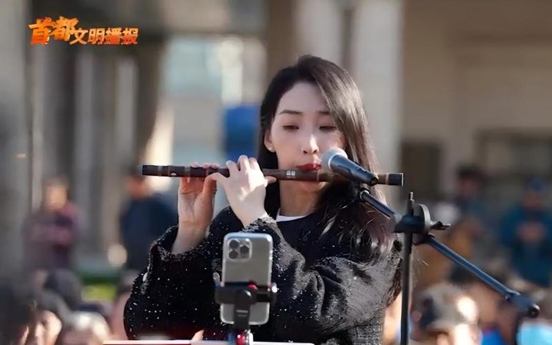 演奏中的孙楚泊。受访者供图