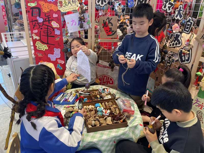 果壳风铃摊位前孩子们动手制作。新京报记者 冯琪 摄