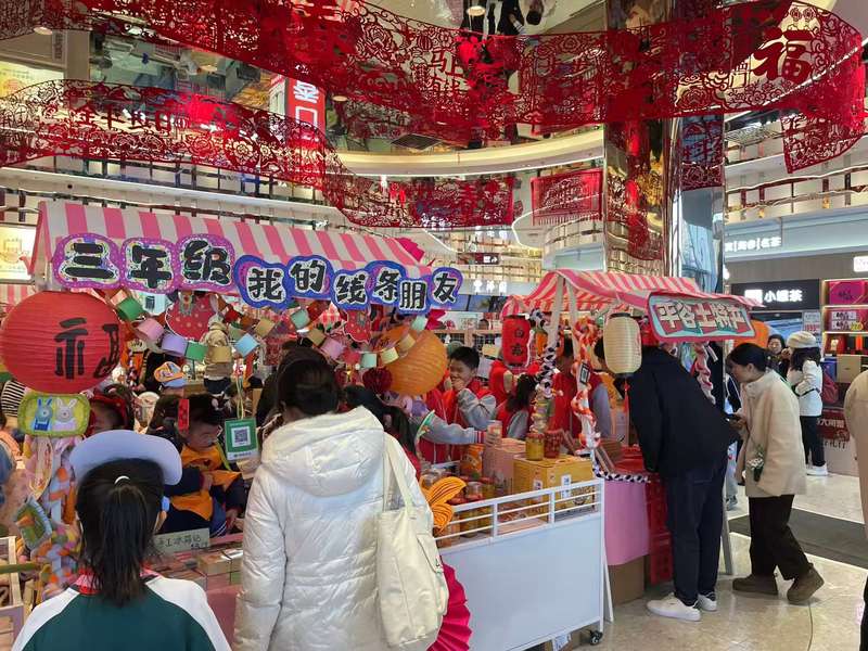 方庄二小学生实践成长市集活动现场。新京报记者 冯琪 摄