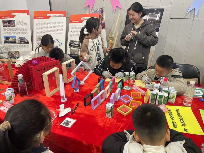 学生们体验刻纸。新京报记者 冯琪 摄