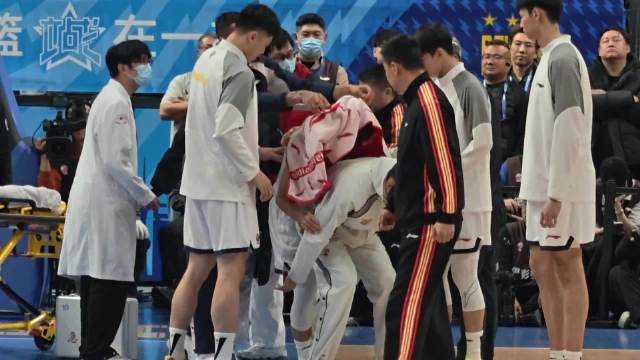 北京男篮对阵广东男篮比赛中徐杰遭周琦碰撞受伤|徐杰|周琦|北京男篮|广东男篮|受伤|比赛|复出|眉骨|火线|对阵_新浪体育_新浪新闻