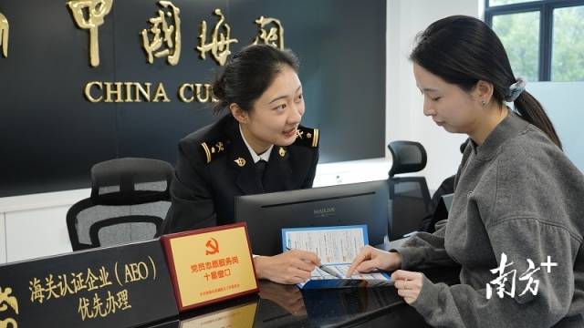 拱北海关关员向企业宣讲报关政策。 图片来自海关总署官网