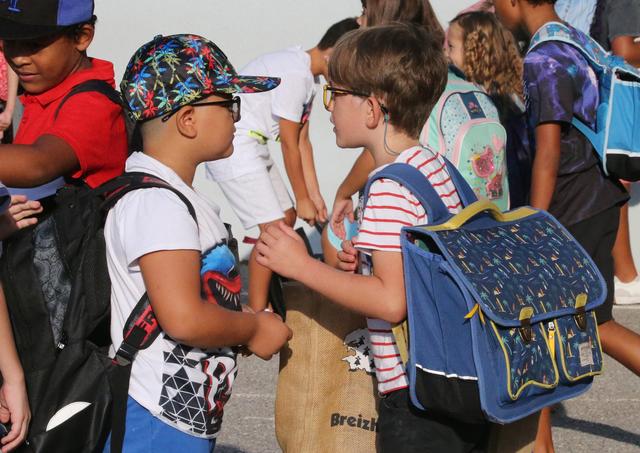 2022年9月1日，在法国南部小城昂蒂布，学生们抵达学校。新华社发（塞尔日·阿乌齐摄）