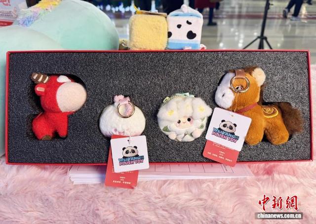 扬州城市伴手礼系列毛绒玩具亮相受民众追捧。 崔佳明 摄