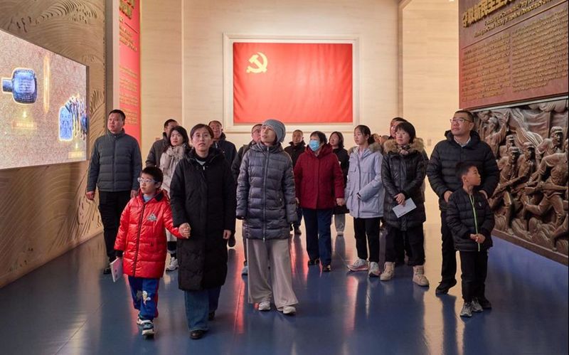 2026年1月1日，党史展览馆，观众在展厅中参观。中国共产党历史展览馆供图