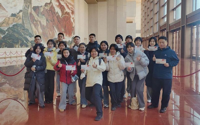 免预约首日，党史展览馆向前100名入馆观众赠送开馆纪念封。中国共产党历史展览馆供图