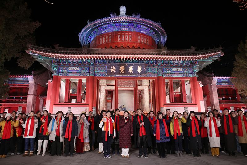 2025年12月31日晚，北京迎来璀璨跨年夜。新京报记者 李木易 摄