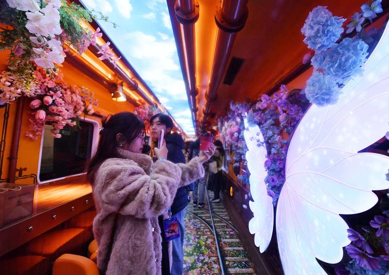 “津旅时光号”打造“移动剧场”矩阵，以沉浸式、互动式演艺为乘客提供特色文化体验。新京报记者 王贵彬 摄