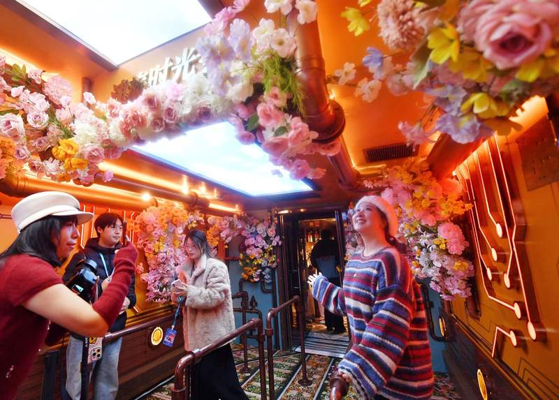 旅客在戏剧化空间车厢内拍照打卡。新京报记者 王贵彬 摄