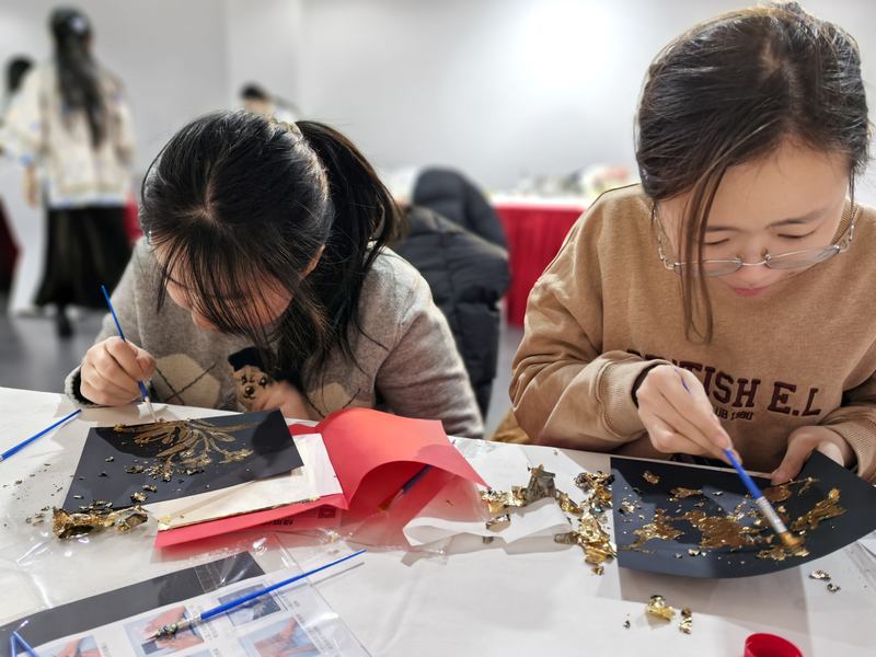 学生体验制作金箔画。新京报记者 杨菲菲 摄