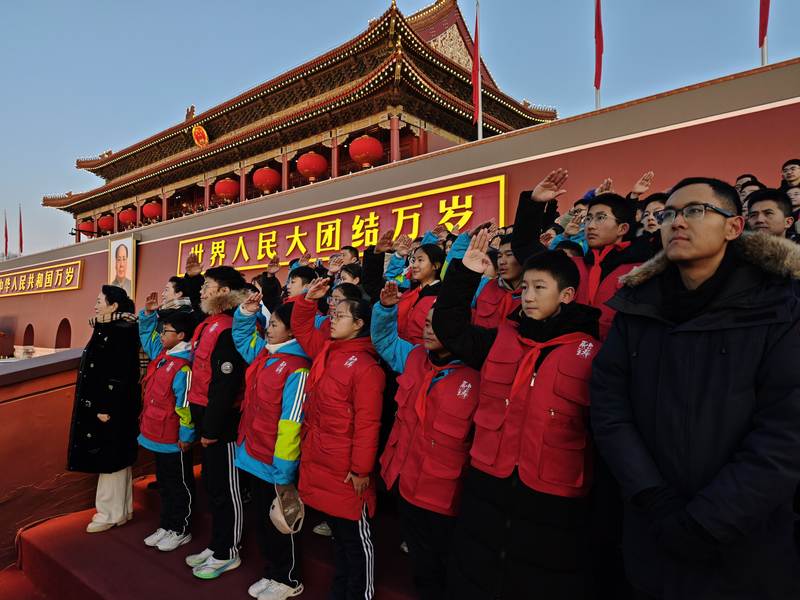 京藏学子向五星红旗行少先队礼。北京教育融媒体中心供图