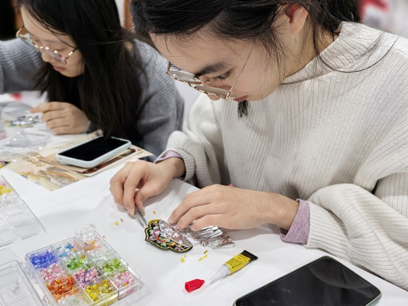 学生体验制作专属苗绣冰箱贴。新京报记者 杨菲菲 摄