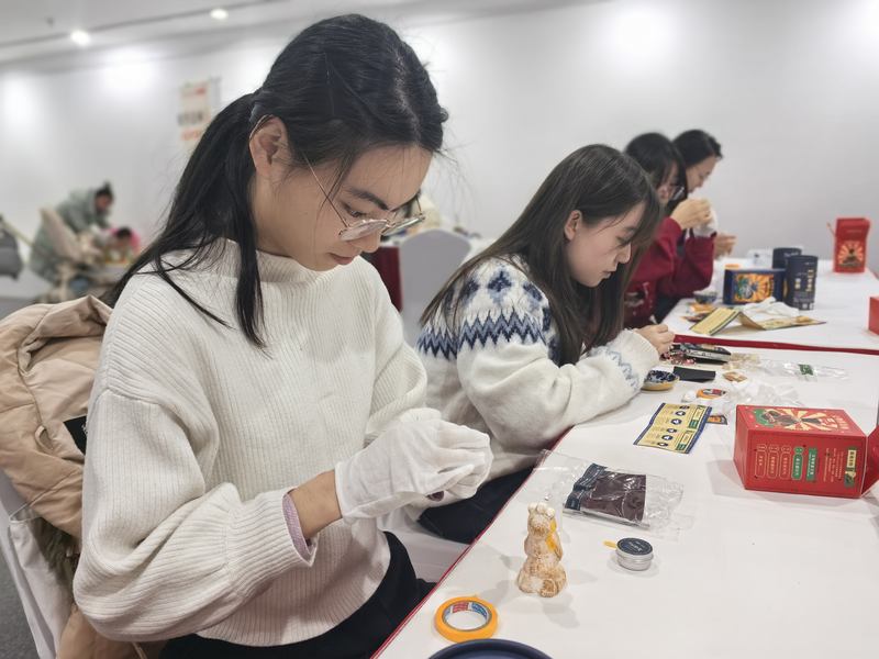 现场设置了文物修复体验等六个展位。新京报记者 杨菲菲 摄