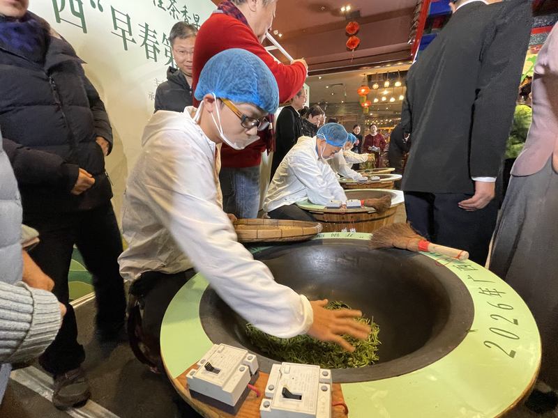 炒茶师傅现场炒制早春茶。新京报记者 吴婷婷 摄