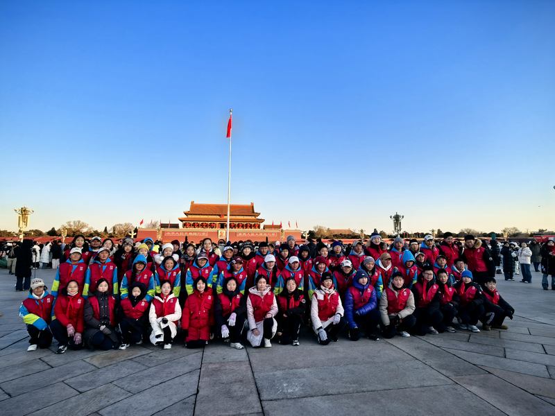 升旗仪式结束后，学生们在天安门广场前合影。北京教育融媒体中心供图