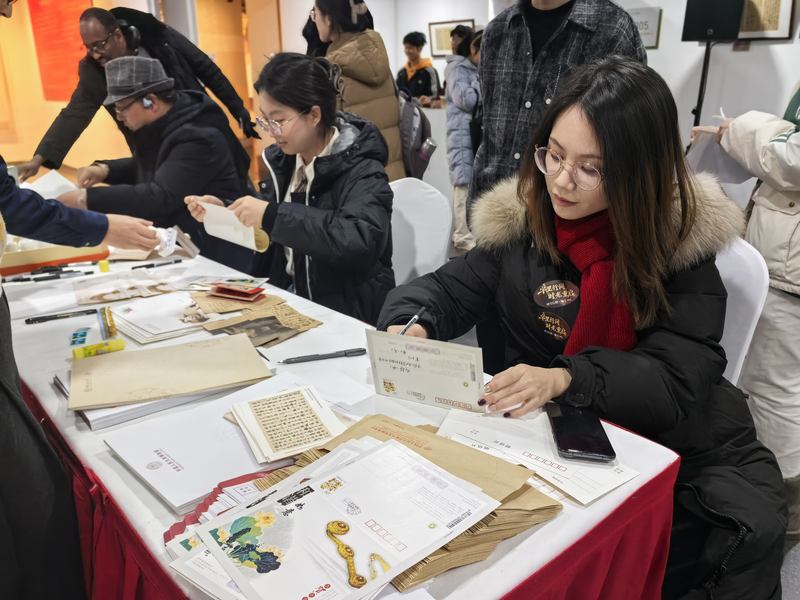 不少参与者在体验家书文化。新京报记者 杨菲菲 摄