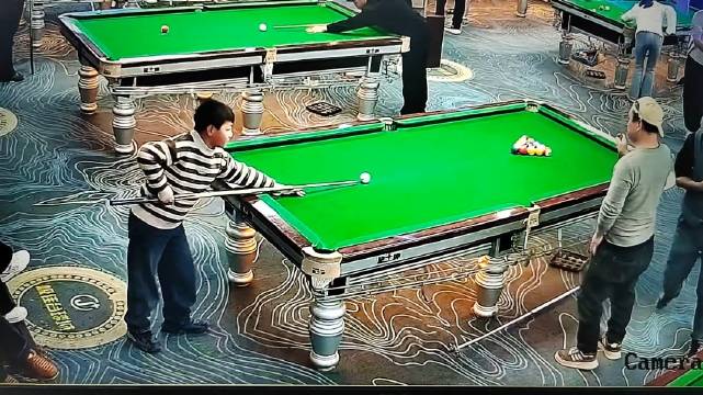 这台球技术可以呀，一杆清_新浪新闻