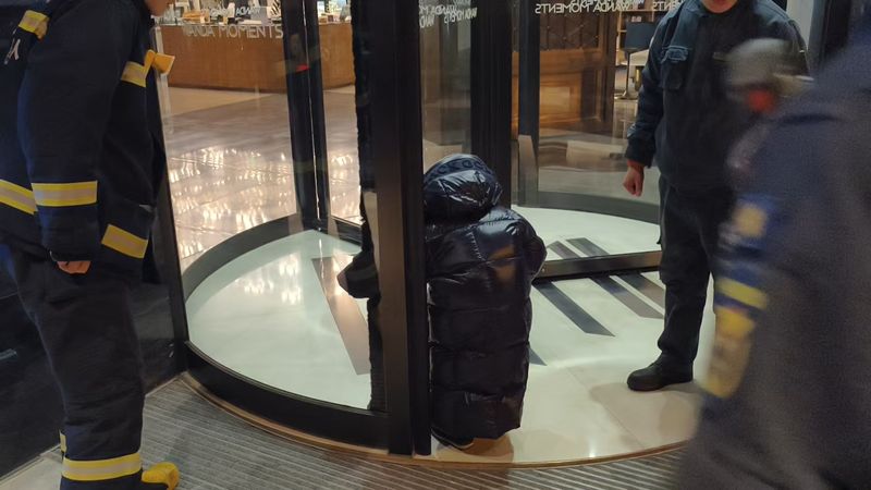 一名儿童手臂卡在酒店旋转门内。东城消防供图