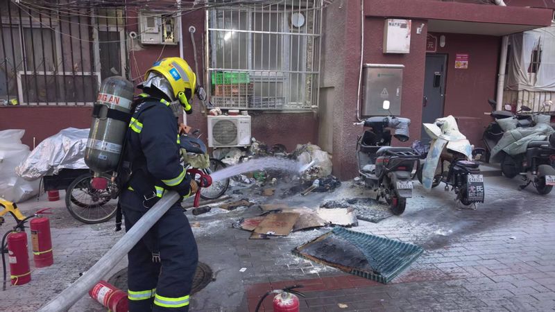 消防救援人员对垃圾残渣进行冷却处理。石景山消防供图