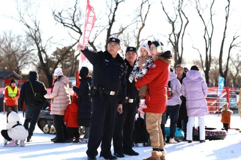 民警给游客指路。海淀警方供图
