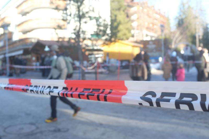 1月1日，在瑞士克朗-蒙大拿，警方在发生火灾的酒吧附近区域拉起警戒线。新华社发（周玓珞摄）