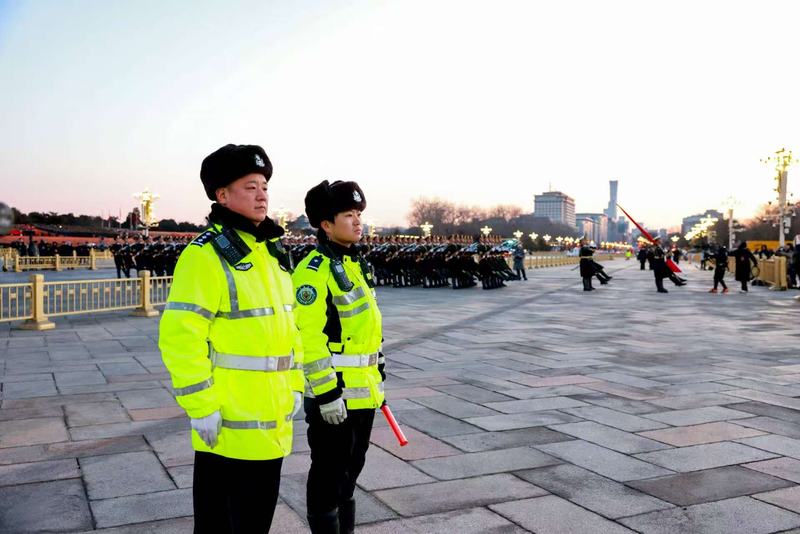 民警在天安门前执勤保障。北京警方供图